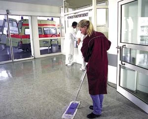 Unterhaltsreingung Reinigungskraft reinigt Boden