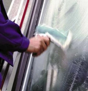 Fensterreiniger Scheibe einwaschen mit Lammfell
